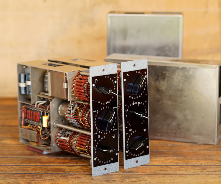 Neold Siemens Klangfilm RZ062 Universalentzerrer vue de trois quarts gauche