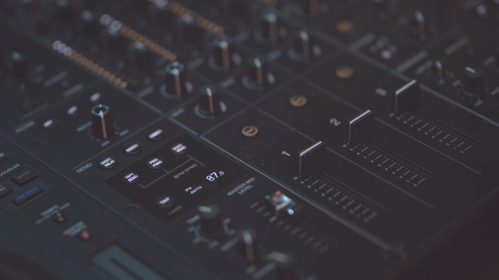 AlphaTheta DJM-V5 - vignette