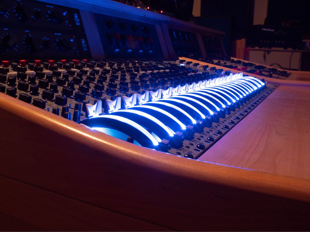 Chandler Limited x Abbey Road = REDD Mixing System - vue de trois quarts gauche