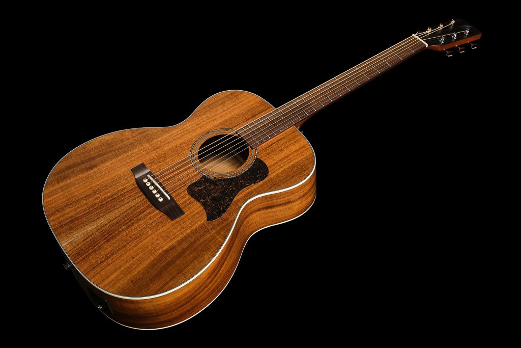 Harley Benton CLO-65E ASA NT - vue de trois quarts