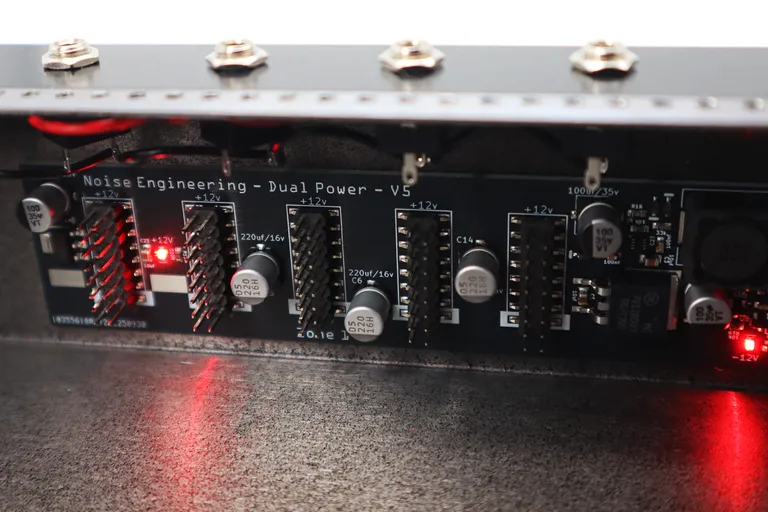 Noise Engineering Case Of Steel - focus connecteurs