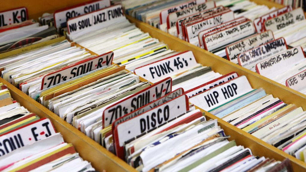 Techniques de DJing : sélection et organisation des morceaux - Crate digging