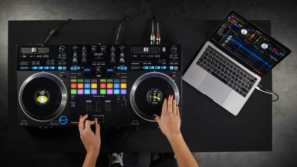 Techniques de DJing : les platines au service de la production musicale / Remix