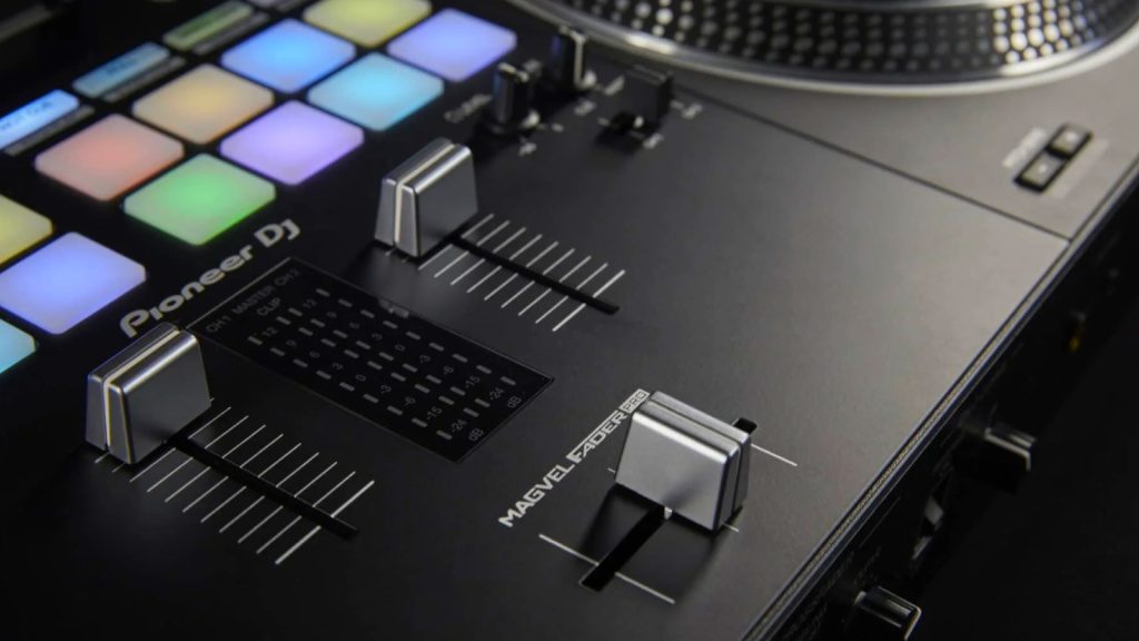 Techniques de DJing : les platines au service de la production musicale / Mashup