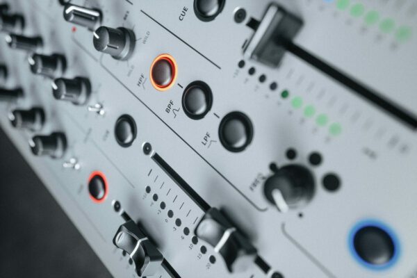 DJing : le top des meilleures tables de mixage DJ / Allen & Heath Xone:96 : le modèle analogique ultime 2
