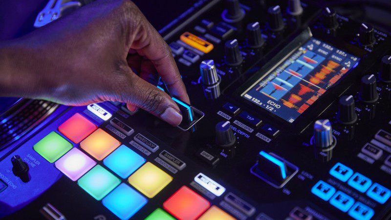 DJing : le top des meilleures tables de mixage DJ / AlphaTheta DJM-S11 : la référence DMC 2