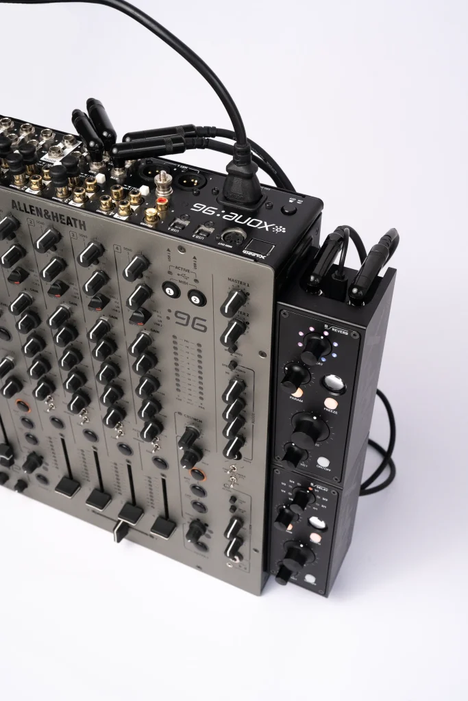 Menura Audio MDFX - lifestyle