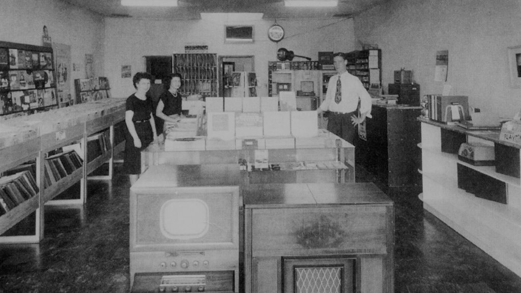 Guitares de légende : Fender Telecaster / Les débuts de Fender / Léo Fender / Fender's Radio - Service (Fullerton, Californie / 1947)