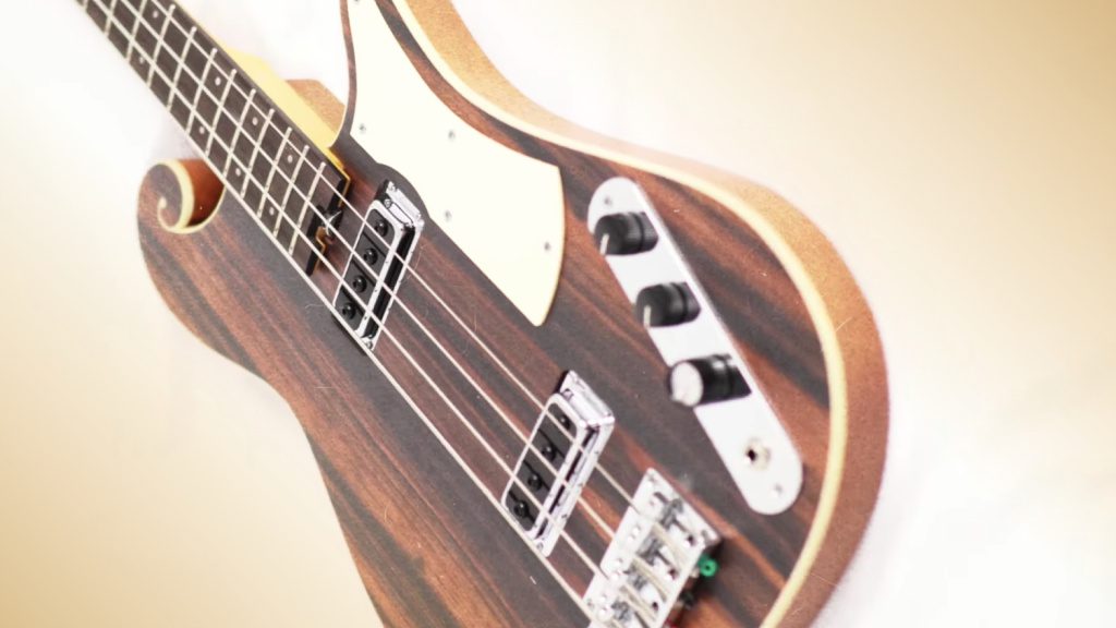 Eastwood Guitars "The Sandman" Deluxe 4-String Bass - vignette